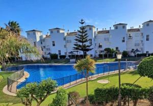 Bazén v ubytování Palm Beach Residency - Beachside with Free Parking nebo v jeho okolí