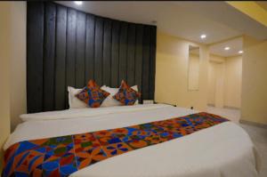 Postel nebo postele na pokoji v ubytování Hotel Crystal Goregaon West Link Road, Mumbai