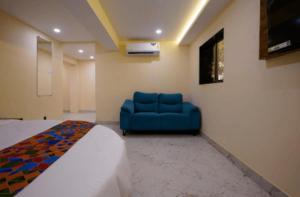 Postel nebo postele na pokoji v ubytování Hotel Crystal Goregaon West Link Road, Mumbai