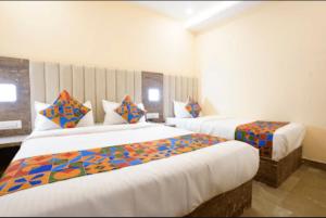 Postel nebo postele na pokoji v ubytování Hotel Crystal Goregaon West Link Road, Mumbai + 27 fotografií
