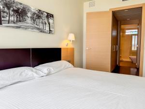 Posteľ alebo postele v izbe v ubytovaní Hotel Jardines de Uleta Suites