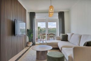 TV a/nebo společenská místnost v ubytování Palm Beach Residency - Beachside with Free Parking