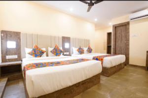 Postel nebo postele na pokoji v ubytování Hotel Crystal Goregaon West Link Road, Mumbai