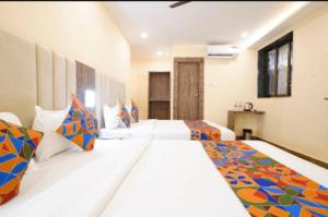Postel nebo postele na pokoji v ubytování Hotel Crystal Goregaon West Link Road, Mumbai
