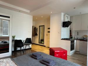 Kuchyňa alebo kuchynka v ubytovaní Apartament Centrum Chmielna 73c