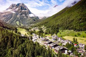 Ein Dorf in einem Tal mit einem Berg im Hintergrund in der Unterkunft Dormio Resort Les Portes du Mont Blanc in Vallorcine