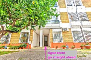 a building with a sign that says give radio straight ahead at Plaza España 3-bedroom central & bello apartamento in El Puerto de Santa María