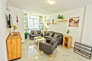 a living room with a couch and a tv at Plaza España 3-bedroom central & bello apartamento in El Puerto de Santa María
