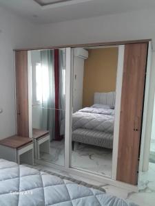 uno specchio di fronte a una camera con letto di Nkc guest a Nouakchott
