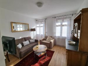 a living room with a couch and a tv at Georgs Ferienhaus in Zeltingen-Rachtig