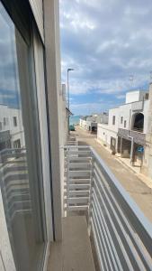 ポルト・チェザーレオにあるB&B La Lagunaの海の景色を望むバルコニー