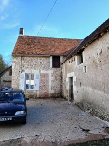a car parked in front of a building at Maison de campagne proche des Châteaux et Beauval in Selles-sur-Cher +10 photos