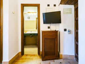 TV a/nebo společenská místnost v ubytování Cubo's Hotel Cortijo San Antonio Caminito del Rey