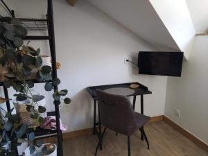 Μια τηλεόραση ή/και κέντρο ψυχαγωγίας στο Chambre d'hôtes LES BRIMBELLES