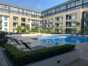 een gebouw met een zwembad voor een gebouw bij KS Spacious Studio Apartment in Accra