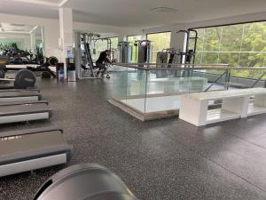 een kamer met een sportschool met een persoon op de achtergrond bij KS Spacious Studio Apartment in Accra