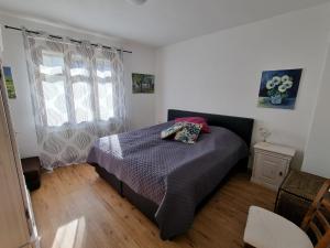 a bedroom with a bed and a window at Georgs Ferienhaus in Zeltingen-Rachtig