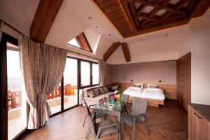 a bedroom with a bed and a table with chairs at Vinarija Djurdjevica Legat in Mionica