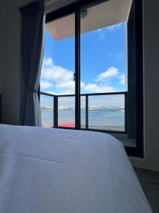 Un pat sau paturi într-o cameră la Tidal Stream Sea View B&B