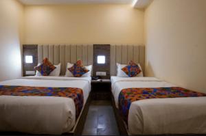 Postel nebo postele na pokoji v ubytování Hotel Crystal Goregaon West Link Road, Mumbai