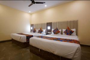 Postel nebo postele na pokoji v ubytování Hotel Crystal Goregaon West Link Road, Mumbai