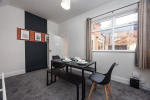 Kuchyň nebo kuchyňský kout v ubytování Modern & Cozy 2BR Stay in Darlington