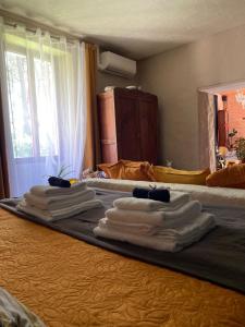 a group of towels sitting on top of a bed at Le Mirail in Brugnac