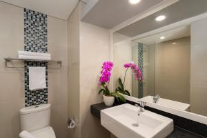 Kupatilo u objektu BATIQA Hotel & Apartments Karawang