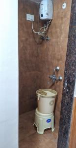 Sheetal Dormitoy في مومباي: حمام مع دلو ودش