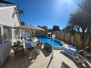 Πισίνα στο ή κοντά στο Family Bungalow with Private Pool