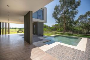 Πισίνα στο ή κοντά στο Casa en costa esmeralda ecuestre