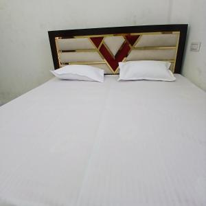 Giường trong phòng chung tại Awadh Biharee Inn