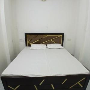 Giường trong phòng chung tại Awadh Biharee Inn