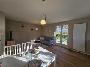 una sala de estar con una mesa y un sofá en Charmante 3-Schlafzimmer Wohnung mit Garten, en Lörrach