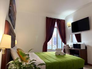 Un dormitorio con una cama verde y una ventana. en Grand Gaeta, en Roma