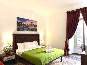 Un dormitorio con una cama verde con un animal de peluche. en Grand Gaeta, en Roma