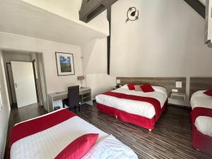 Postel nebo postele na pokoji v ubytování Hôtel de France Contact-Hôtel