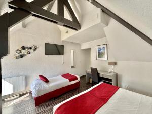 Postel nebo postele na pokoji v ubytování Hôtel de France Contact-Hôtel