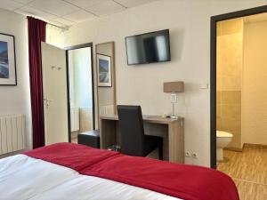 Postel nebo postele na pokoji v ubytování Hôtel de France Contact-Hôtel