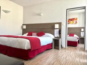 Postel nebo postele na pokoji v ubytování Hôtel de France Contact-Hôtel