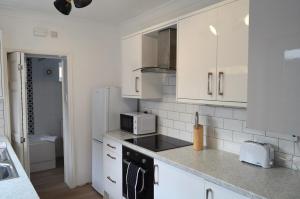 Kuchyň nebo kuchyňský kout v ubytování Spacious 4-Bedroom Home Near University of Hull