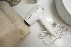 a white hair dryer sitting on top of a counter at Apartament BULVAR MOOD Stare Miasto - Elbląg Centrum in Elblag