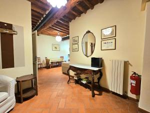 ルッカにあるLucca Walls Dream - Air Cond - Wi-Fi - Panoramic in front of the historical Walls -のリビングルーム(鏡、化粧台付)