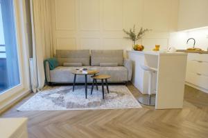 a living room with a couch and a table at Apartament BULVAR MOOD Stare Miasto - Elbląg Centrum in Elblag