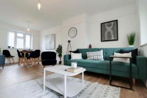 Χώρος καθιστικού στο Modern apartment in Melbourne Long Stays Welcome