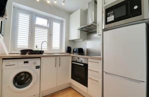 Kuchyň nebo kuchyňský kout v ubytování Melbourne Apartment by Stays Accommodation - Long Stays Welcome