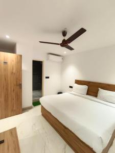 Postel nebo postele na pokoji v ubytování Hotel Star City Delhi -Free Airport Pickup
