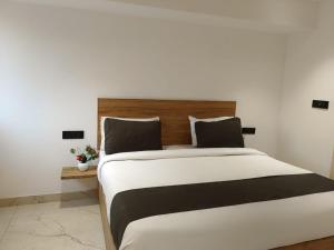 Postel nebo postele na pokoji v ubytování Hotel Star City Delhi -Free Airport Pickup