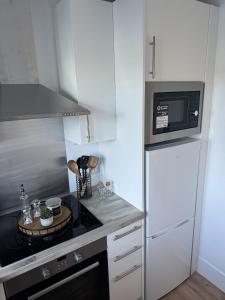 Kuchyň nebo kuchyňský kout v ubytování Melbourne Apartment by Stays Accommodation - Long Stays Welcome