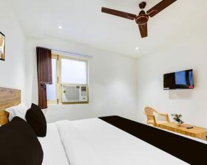 TV a/nebo společenská místnost v ubytování Hotel Star City Delhi -Free Airport Pickup